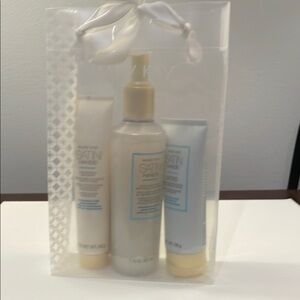 Mary Kay Satin Hands Pampering Set - Cream and White